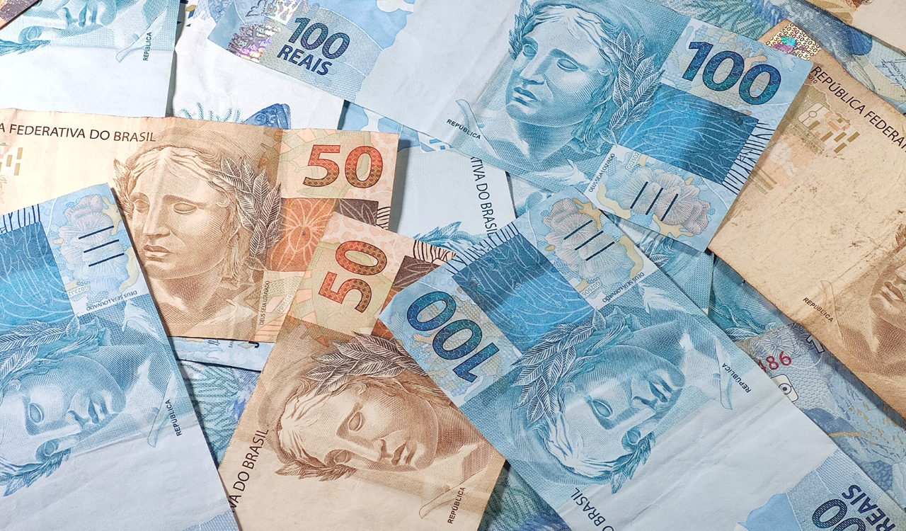 investing investment strategies passive income stock market financial freedom money management wealth building long term investing financial independence wealth mindset invest in Brazil Brazilian investors i ( (3)